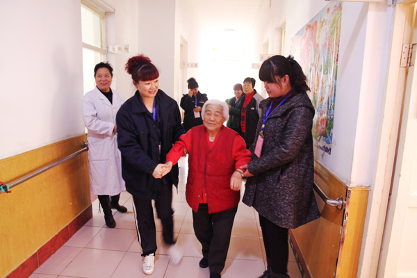 老人的笑容，我們的快樂——公司青年志愿者走進(jìn)敬老院活動側(cè)記.jpg